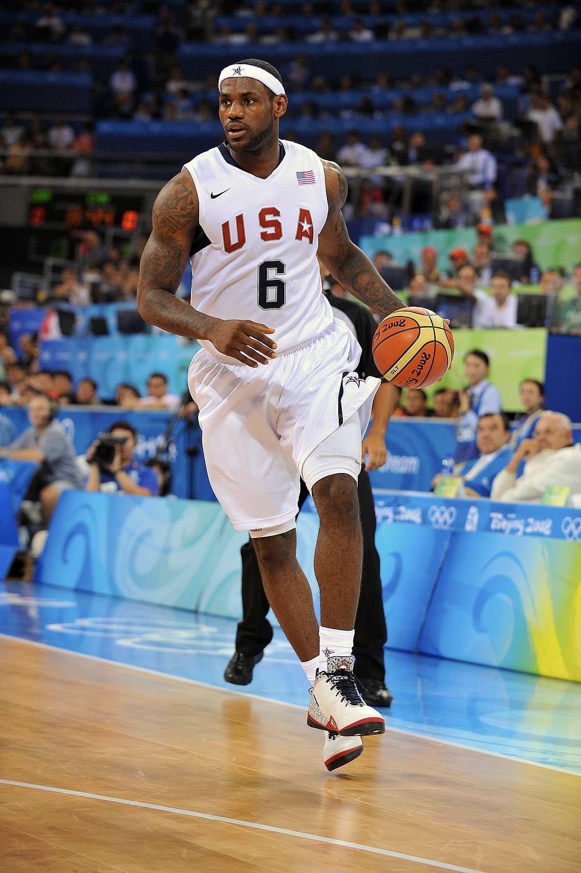 半岛体育官方网站-里德谈梦八队:有次训练当詹姆斯上演暴力扣篮后 训练直接被叫停