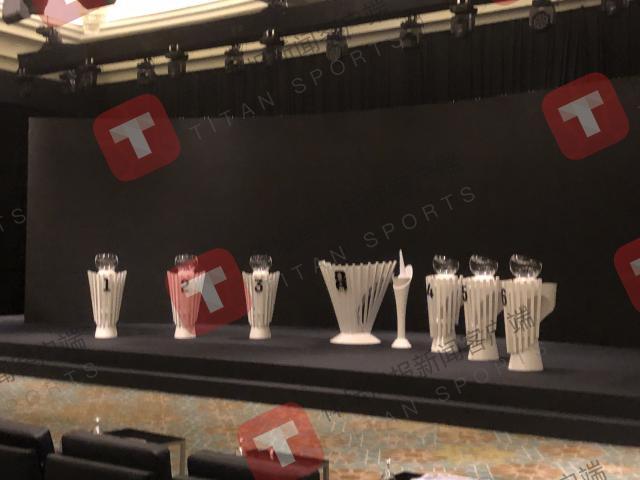 1719398902509017894.jpg 半岛体育官方网站-【前方】世预赛抽签现场已布置完毕 伊万晚间抵达