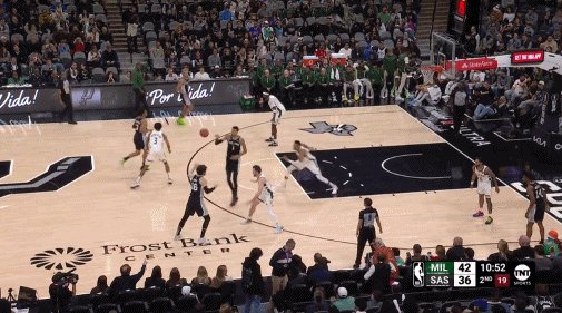 半岛体育APP-天赋怪扣篮大赛级表演！字母碰撞文班真的太炸裂