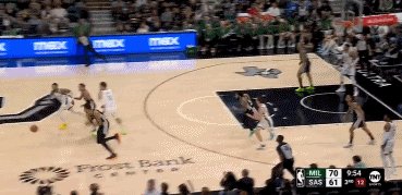 半岛体育APP-天赋怪扣篮大赛级表演！字母碰撞文班真的太炸裂