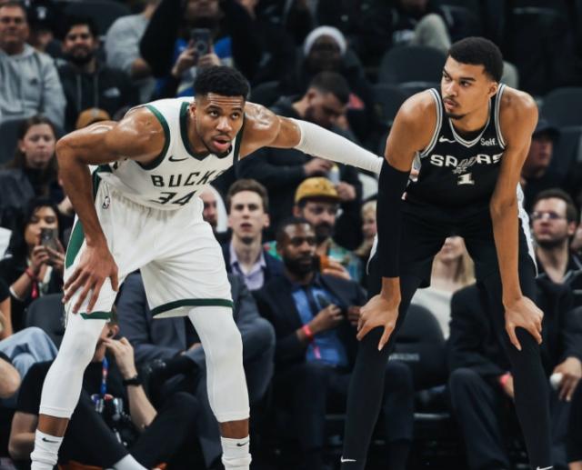 半岛体育APP-天赋怪扣篮大赛级表演！字母碰撞文班真的太炸裂