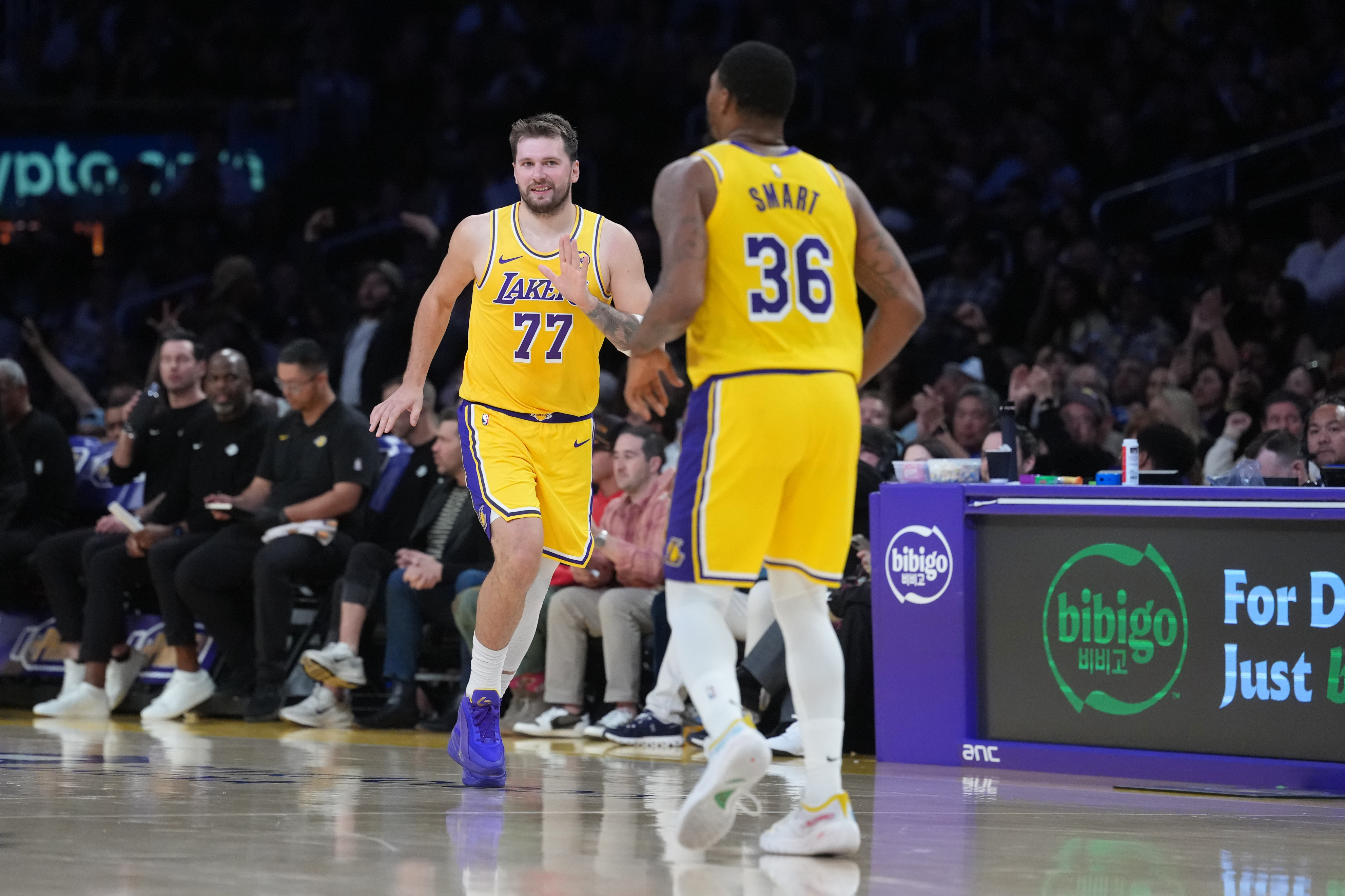 加盟湖人，你果然大放异彩，三分和防守都拉满，最赚的签约引援|斯玛特|灰熊|奇才|东契奇|凯尔特人_新浪体育_新浪新闻