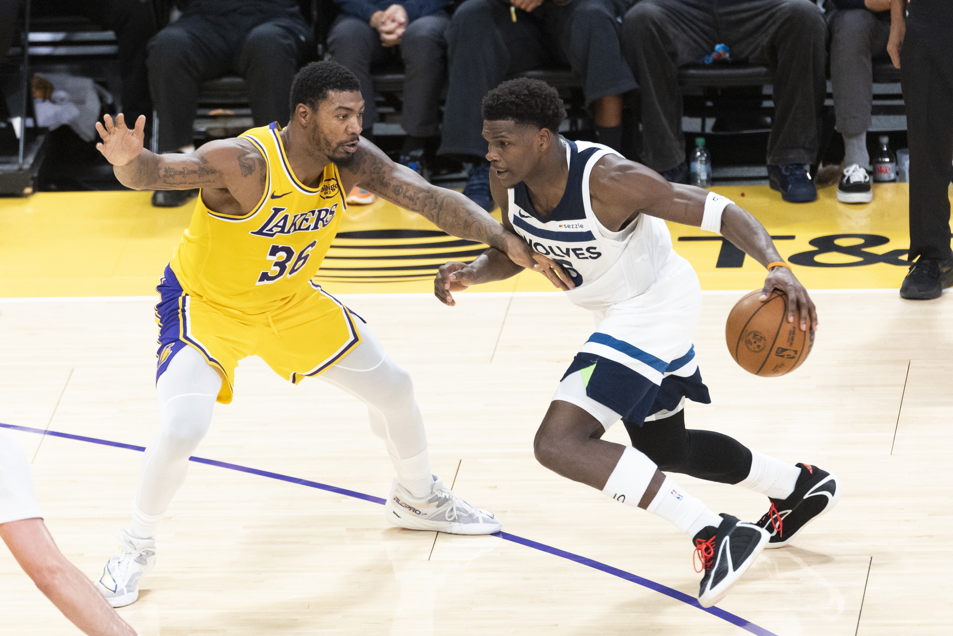 加盟湖人，你果然大放异彩，三分和防守都拉满，最赚的签约引援|斯玛特|灰熊|奇才|东契奇|凯尔特人_新浪体育_新浪新闻